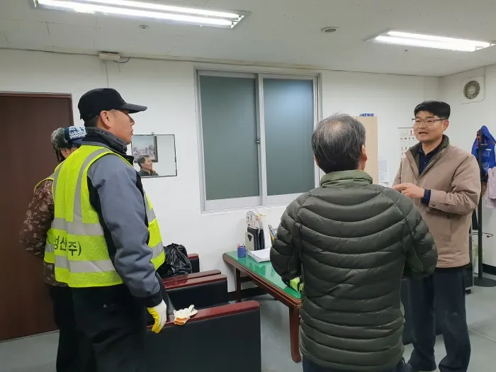 진해구청 직원과 재활용품 수거업체 직원이 지역 상인들을 대상으로 재활용품 배출방법 홍보를 실시하고 있다(사진_창원시청)