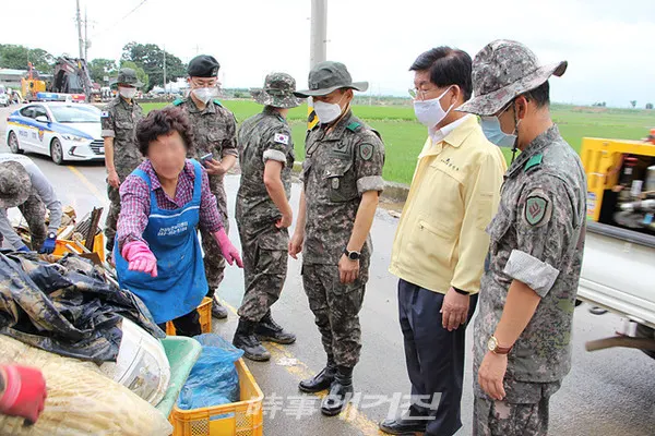 지난 주 기록적인 폭우로 영산강물이 범람한 나주시 다시면과 영강동, 영산동 침수 피해 마을·농가 현장에서는 10일부터 이틀 째 복구 작업이 한창이다. (사진_나주시청)