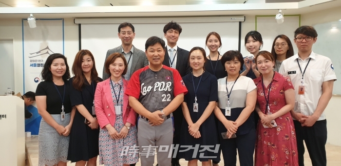 26일 국민외교센터에서 외교부 아세안국 초청 강연 참가자들과 기념사진을 촬영하고 있는 이만수 이사장(사진_헐크파운데이션)