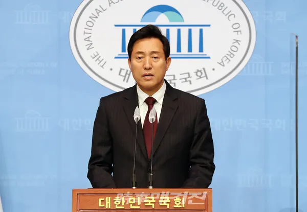 서울시장 보궐선거 범야권 단일 후보로 확정된 오세훈 국민의힘 후보가 23일 국회 소통관에서 기자회견을 하고 있다.(사진_공동취재사진)