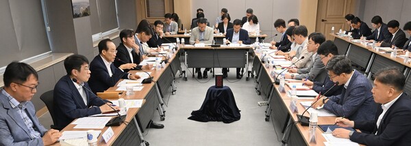 추경호 대구시장이 10일 산격청사 대회의실에서 간부회의를 주재하고 있다.(사진_대구시)