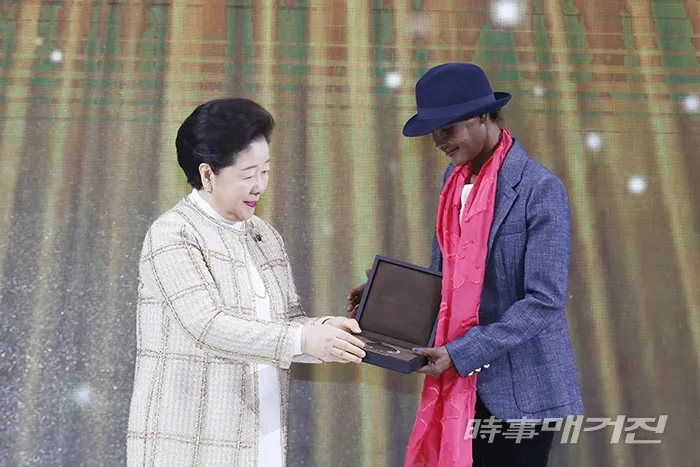 한학자(세계평화통일가정연합 총재)가 와리스 디리(할례 철폐 인권운동가)에게 제3회 선학평화상을 시상하고 있다. / 시사매거진 = 김형석 문화전문 사진기자