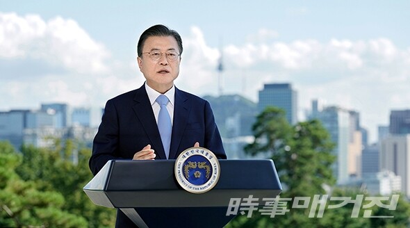 문재인 대통령이 7일 제2회 푸른 하늘의 날을 맞아 녹화된 영상을 통해 기념메시지를 전하고 있다.