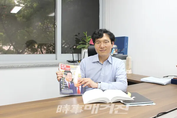 정 교수에게 연구의 가치는 단순히 업적에 머물지 않는다. 19세기 말부터 21세기 초 중반까지 위대한 학자들이 남긴 문헌을 공부하고 그들이 제시한 문제를 해결하면서, 그들과 연결되어 있고 역사를 새로 만들어 간다는 느낌을 받는다. 이것이 가장 큰 보 람이자 수학 연구에 지속적으로 큰 에너지를 쏟을 수 있는 이유이다.