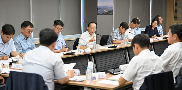 추경호 대구시장은 20일 대구시청 산격청사 대회의실에서 열린 간부회의에서 공직사회 청렴문화 확산과 민생 현안, 주요 정책 추진 방향을 점검했다.(사진_대구시)