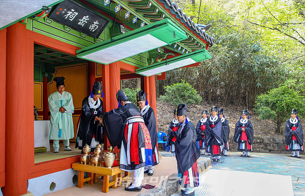 구례군은 '제77회 지리산 남악제 및 제40회 군민의 날 행사를 탄력적으로 추진'하기로 결정했다. 사진은 2019년 4월 남악제례 모습(사진_구례군)