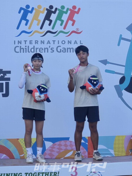 양궁 혼성단체전 금메달 이주은(성사중 3학년), 정현우(방이중 3학년) (사진_서울시체육회제공)