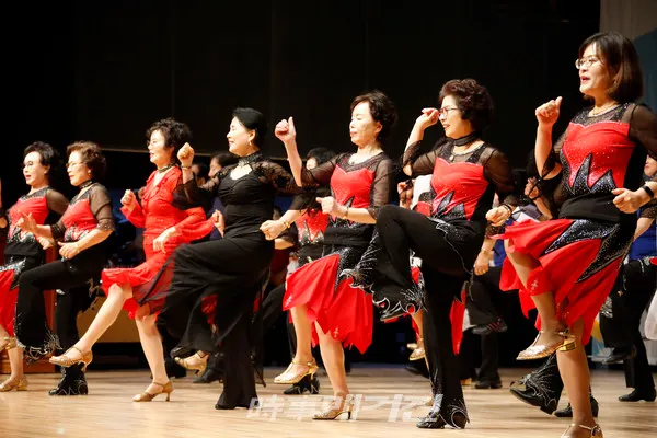 전주시 35개 동 주민들의 끼와 재능을 마음껏 발산할 수 있는 '2019 축제 마당이 펼쳐졌다.