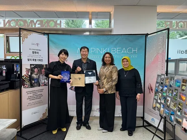 8월 6일 팜투어 본사를 공식 방문한 마르티니 차관 및 실무진과의 기념촬영 (사진=팜투어)