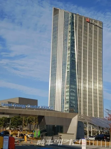 한국전력은 19일(목) 코엑스에서 열린「제46회 국가품질경영대회」시상식에서 지속적인 품질개선 활동을 통한 품질향상 및 비용절감 등 품질경영 성과를 인정받아 국가품질명장 최초 2명 선정, 품질경쟁력우수기업 3년 연속선정 및 우수품질분임조 27개팀이 대통령상을 수상하는 쾌거를 통해 한국전력의 품질경영 우수성을 대외에 널리 알렸다.사진은 한국전력 청사 전경이다.(사진_송상교기자)