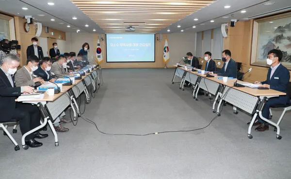8일 최근 공급 부족 문제가 있는 요소수 수급 안정을 위해 요소수 비상대책 특별팀(TF)을 구성하고 도정회의실에서 첫 번째 회의를 개최하고 있다.(경남도청)