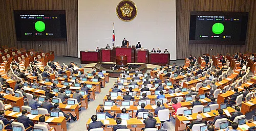 ▲30일 오후 서울 여의도 국회에서 여야가 세월호 특별법 협상에 극적으로 타결해 329회 국회(정기회) 4차 본회의가 열린 가운데 일본 정부의 고노 담화 검증 결과 발표 규탄 결의안이 재석 234인 중 찬성 233인, 기권 1인으로 통과되고 있다.