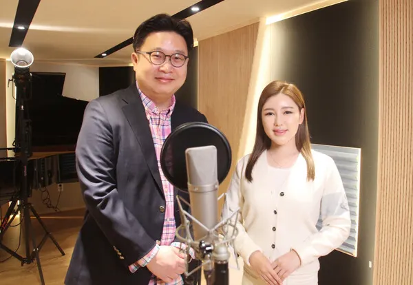 이번 영상을 기획한 서경덕 교수와 영상에서 아리랑을 부르고 내레이션을 진행한 가수 송가인 (사진제공 성신여대 교양학부 서경덕 교수팀)