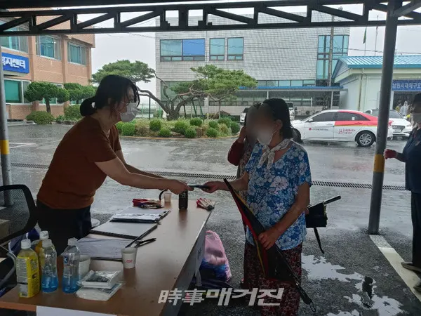(주)더조은,임시대피시설에 모인이재민에 마스크10,000매전달(사진_남원시청)