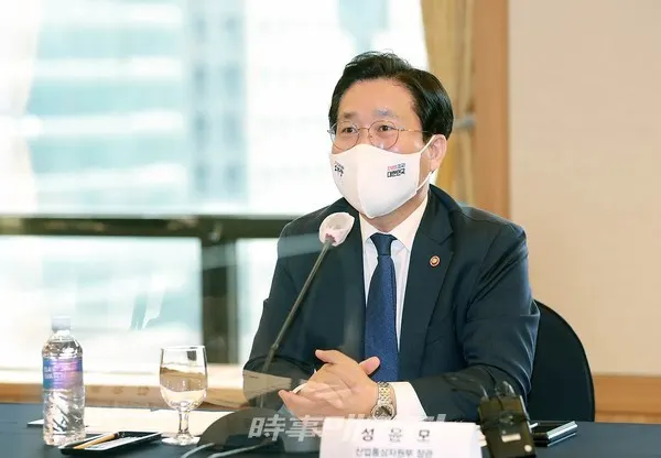 성윤모 산업통상자원부 장관이 26일 오전 서울 중구 한국프레스센터에서 열린 ‘프랜차이즈산업 상생협의회 발대식’에서 인사말을 하고 있다.(사진_산업통상부)