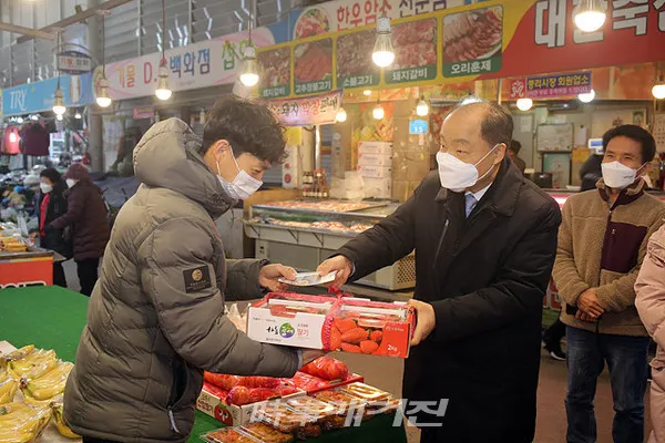 소상공인시장진흥공단 조봉환 이사장은 “4일(월) 오전 서울중부센터 방문을 시작으로 대전 중리전통시장, 중앙시장활성화구역을 방문해 새해 첫 행보를 시작했다”고 밝혔다. 사진은 4일(월), 소상공인시장진흥공단 조봉환 이사장이 대전중리전통시장과 중앙시장활성화구역을 방문, 새해 첫 경기점검에 나섰다.(사진_소상공인시장진흥공단)