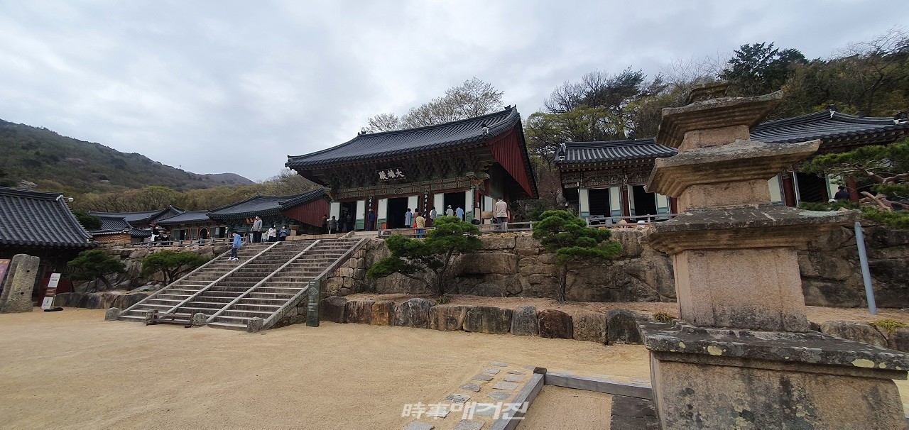 다음 달 19일 부처님 오신날을 앞두고 2일 정오부터 사회적 거리두기가 2단계로 격상함에 따라 지역내 종교활동은 좌석수 20% 이내 인원만 참여해야 하며 종교시설 주관 모임·식사는 금지되고 있다.(사진_한창기 기자)