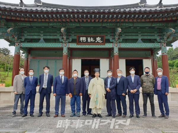 계백장군 사당에서 기원제를 지낸 후 충장사 앞에서  중앙에 도포를 입은 최성덕 회장과 좌우로 다함께 자유당 임원들이 함께한 기념사진 (사진_윤사모중앙회 제공)