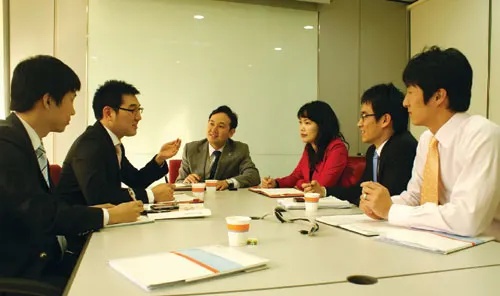 ▲ FC의 자질은 고객 한분 한분의 상황에 따른 최적의 솔루션을 제공하는 것이라는 정광균 FC. 그는 자신의 가장 큰 경쟁력은 성실성이라고 했다. 정광균 FC뿐 아니라 ING생명 코엑스지점의 모든 FC들은 매일 아침 7시 30분에 출근하여 팀스터디를 통해 전문성 함양을 위해 노력하고 있다.