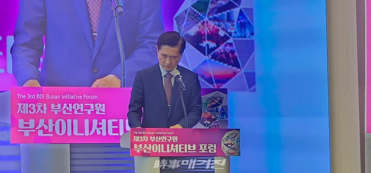 9일 '제3차 부산연구원 부산 이니셔티브포럼' 개회식에서 부산상공회의소 정현민 상근부회장은  "대한민국 제2의 도시라는 낡은 허물을 벗어 던지고 우리 경제의 미래 대안으로서 남부권의 발전을 견인하는 혁신적 성장거점으로 새롭게 탈바꿈하기 위해서 강력한 추동력이 필요하다"고 말했다. (사진_정유희 기자)