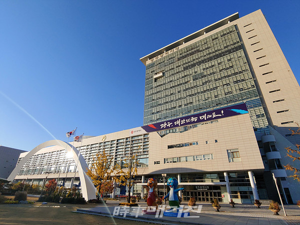 광주광역시는 "2019광주세계수영선수권대회 성공개최 기념유산 사업 중 하나인 한국수영진흥센터 건립 사업이 행정안전부 제3차 지방재정투자심사에 통과해 본격적으로 사업을 추진한다"고 밝혔다.사진은 광주광역시 청사 전경이다.(사진_송상교기자)