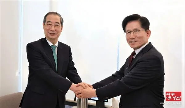 김문수 국민의힘 대선 후보와 한덕수 전 국무총리가 지난 5월 7일 서울 종로구의 한 식당에서 회동을 하고 있다.(사진_뉴시스)