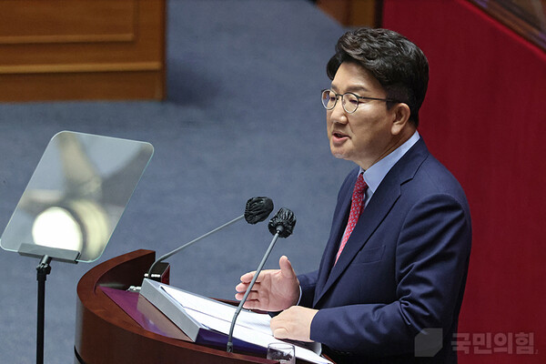 권성동 국민의힘 당 대표 직무대행 겸 원내대표가 21일 오전 서울 여의도 국회 본회의장에서 교섭단체 대표연설을 하고 있다.(사진_국민의힘)