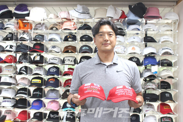 모자팩토리는 단순한 브랜드 제작을 넘어, 국가적 행사와 외교 현장에서도 그 가치를 증명했다. 한미정상회담에서 사용된 마스가 모자는 단순한 제품을 넘어 국위 선양의 상징이 되었다. 마스가 모자뿐만 아니라 이번 한미정상회담에서 이재명 대통령이 트 럼프 대통령 부부에게 선물한 ‘카우보이 마가 모자’도 제작됐다.