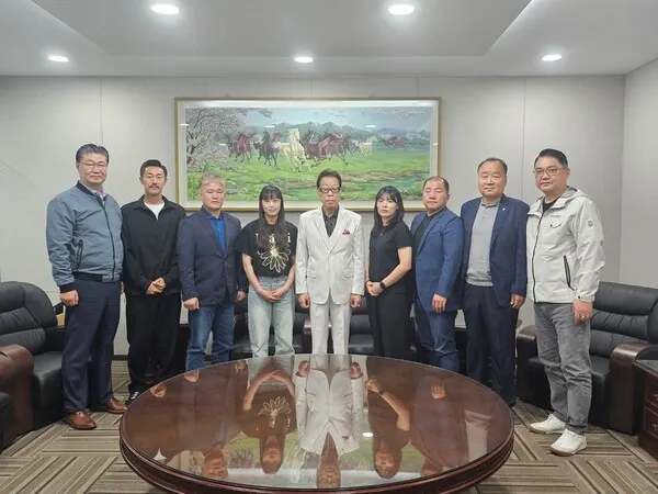 제8회 아시아품새선수권대회에 참가하는 경기도태권도협회 소속 선수와 지도자가 3일 GTA를 방문해 김경덕 회장을 비롯한 임직원들과 기념촬영을 하고 있다.(사진_경기도태권도협회)