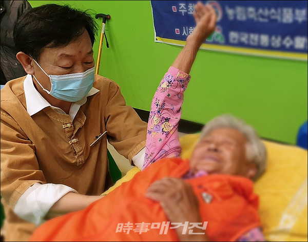 농촌재능나눔일반캠프 참석자가 근신경조정술을 통해 통증조절 치료 봉사활동을 하고 있다