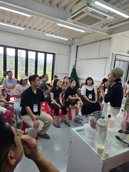 이순옥 기장발효 대표가 전통주 체험 프로그램 참가자들에게 제품 특성과 제조 과정 등을 설명하고 있다.(사진_기장발효)