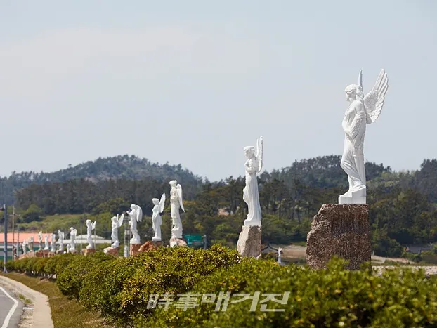 소망의거리 조각상들.(사진_신안군청)