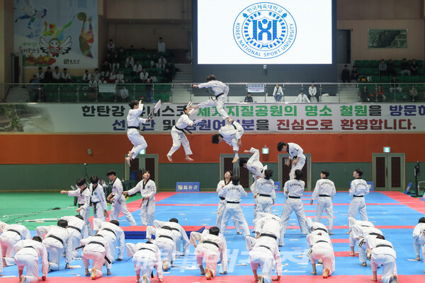 개회식에서는 한국체육대학교 태권도 시범단의 역동적이고 화려한 시범 공연이 펼쳐져 제22회 한국체육대학교 총장배 전국태권도대회의 열기를 한층 끌어올렸다. (사진_박기만 기자)