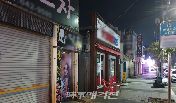 다수의 유흥업소발 확진자 발생으로 토요일 밤 9시인데 문 닫히고 인적이 끊긴 여수시 봉산동 거리 (사진_조대웅 기자)
