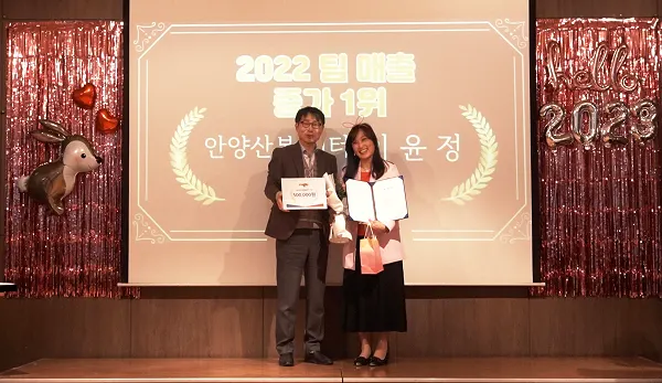 YBM교육 대표이사 화찬권(좌)과 우수팀장 1위, 연매출 1위팀으로 선정되어 2관왕을 차지한 안양산본센터 이윤정 팀장(우)