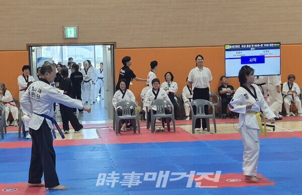 혼성 만60세~만70세 미만 개인전 청 포천고려태권도장 김영수 홍 고려대 박연정 태권도 정계희 (사진_이성만 기자)