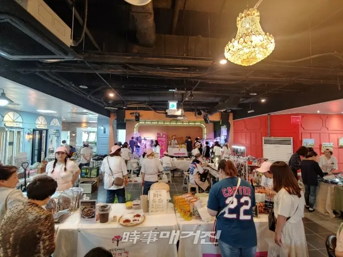 [지역경제과] 공설시장청년몰 청년예술가 인문학 뮤직콘서트 개최(사진_군산시)