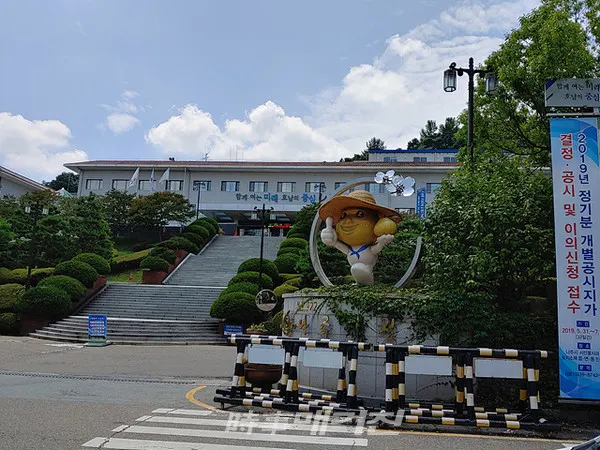 나주시는 제3기 시민소통위원회 위원 30명을 오는 23일까지 공개 모집한다.사진은 나주시청 청사전경이다.(사진_송상교기자)