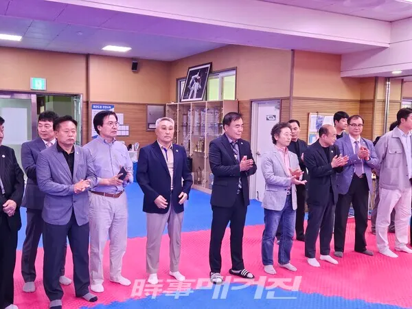 서울특별시태권도협회 임원들이 선수단에 응원과 박수를 보내고 있다. (사진_이성만 기자)