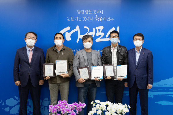 지난 13일 표선해수욕장에서 살신성인의 자세로 어린 남매의 소중한 생명을 구한 의인 강철우(표선), 박경수(부산해운대구), 임주현(표선) 씨 등 3명이 표창을 수상했다.
