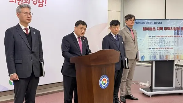24일 경남도청 프레스센터에서 박명균 경남도 행정부지사가 브리핑하고 있다. (사진_경상남도)