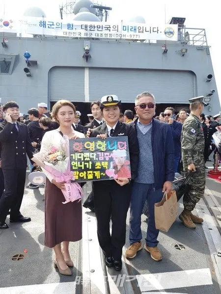 16일(수) 오전 진해 군항에서 열린 '청해부대 29진 입항 환영행사'에서 파병에 복귀한 장병이 가족들을 만나고 있다.(사진_송상교기자)