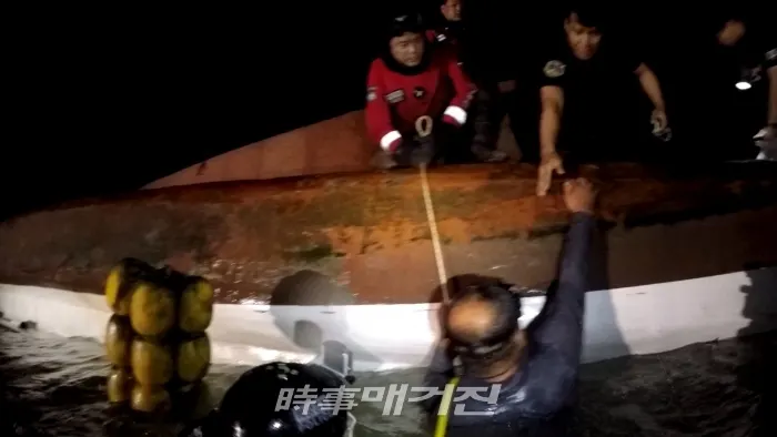 목포해양경찰서는 전남 신안군 안좌도 해상에서 2명이 타고 있던 어선이 전복되는 사고가 발생해 해경의 신속한 구조로 전원 구조했다.(사진_목포해양경찰서)