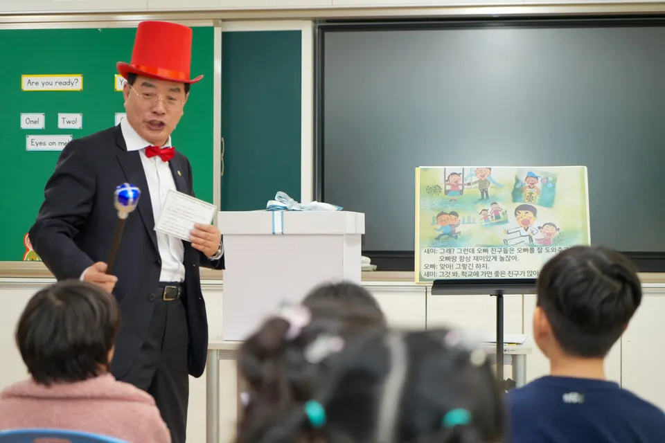 14일 오후 1시 50분 하윤수 부산시교육감이  남구 연포초등학교를 방문해 학습형 늘봄프로그램에 참여하는 학생들을 대상으로 늘봄학교 4번째 재능기부를 하고 있다.(사진_부산교육청)