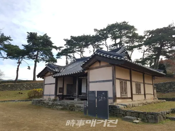 맹사성 고택. 사적 제109호. 조선초 명재상 맹사성 일가가 살던 옛집으로 우리나라 살림집 중 가장 오래된 건축물이다.