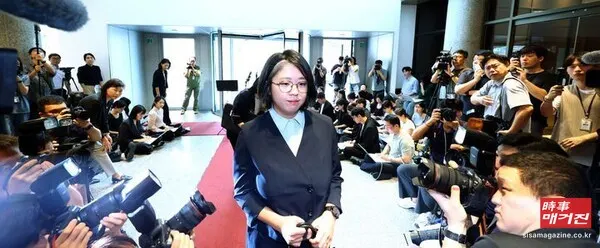 용혜인 성평등가족부 장관 후보자가 지난 2일 서울 서대문구 한국청소년활동진흥원에 마련된 인사청문 준비 사무실로 첫 출근하고 있다.(사진_뉴시스)