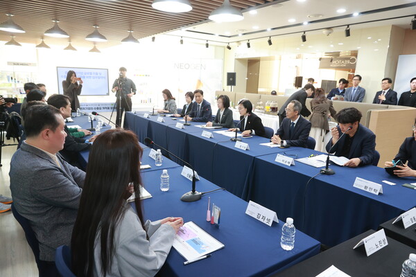 중소벤처기업부가 국내 파운드리 3사와 함께 '모두의 챌린지 팹리스'를 공고하고, 유망 팹리스 스타트업 지원에 나서고 있다.(사진_중기부)