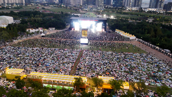 '2026 인천 펜타포트 락 페스티벌 with KB국민카드' 행사장을 찾은 관람객들이 무대 공연을 즐기고 고객 체험형 라운지와 휴식 공간을 이용하고 있다.(사진_KB국민카드)