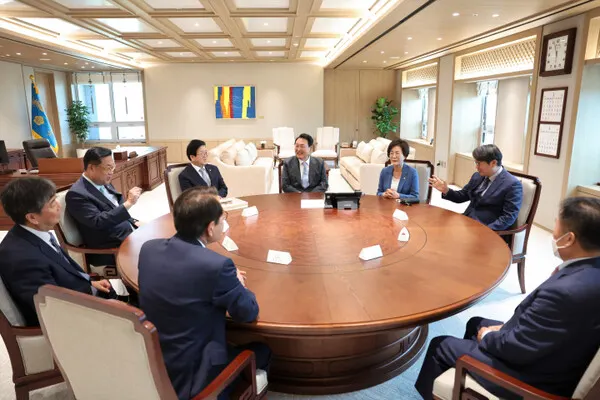 윤석열 대통령이 지난 5월 24일 오후 서울 용산 국방컨벤션에서 열린 국회의장단 초청 만찬에서 환담하고 있다.(사진_대통령실)