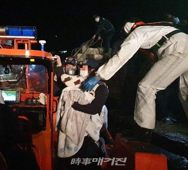목포해양경찰서는 “지난 14일 전남 신안 섬마을에서 플라스틱 장난감을 삼킨 생후 15개월 남자아이가 목포해경 경비정에 의해 긴급 이송됐다”고 15일 밝혔다.(사진_목포해양경찰서)